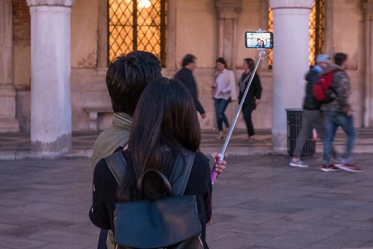 Turisti so selfie tyčou