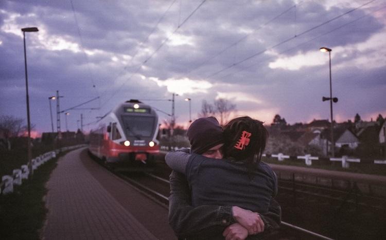 Objímajúci sa pár na vlakovej stanici
