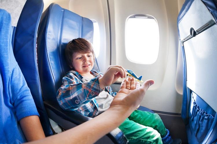 Hrajúce sa dieťa v lietadle