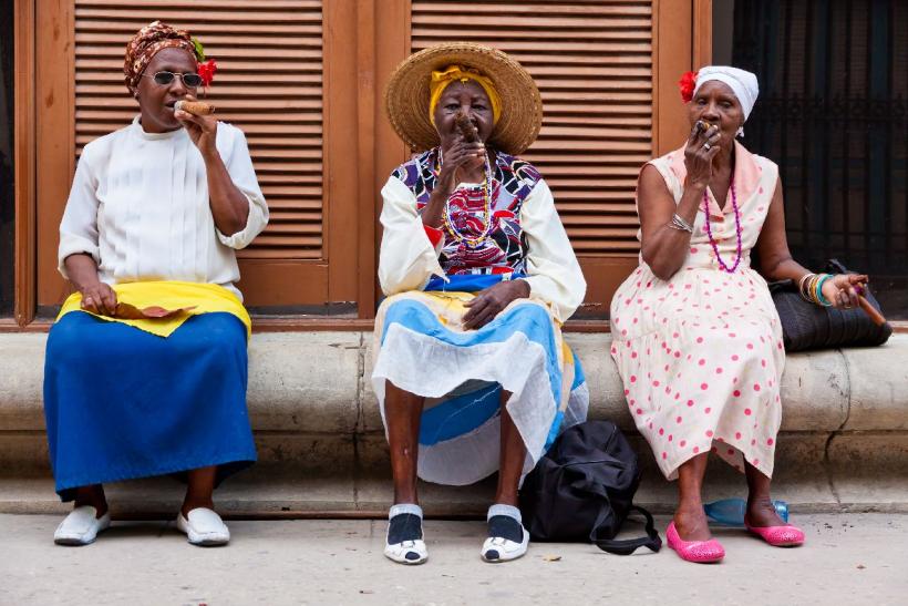 Miestni obyvatelia v uliciach Kuby