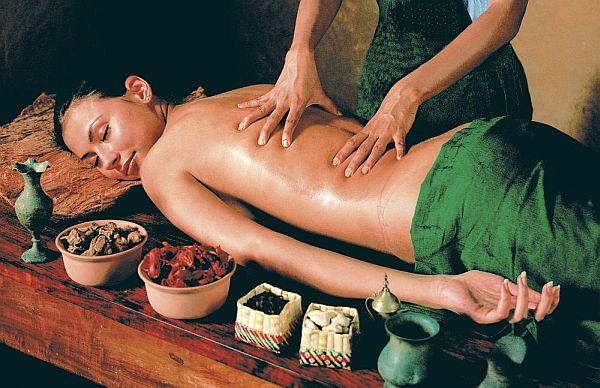 Žena na masáži počas ajurvédskeho pobytu