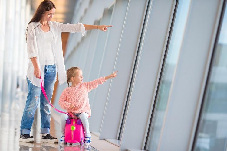 Matka s dieťaťom na letisku