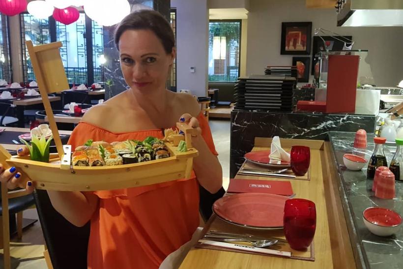 Adriana s loďou plnou sushi