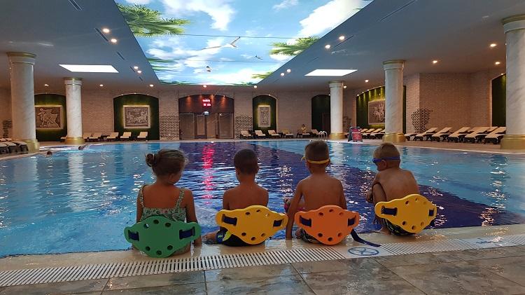 Deti vo vnútornom bazéne hotela Limak Cyprus