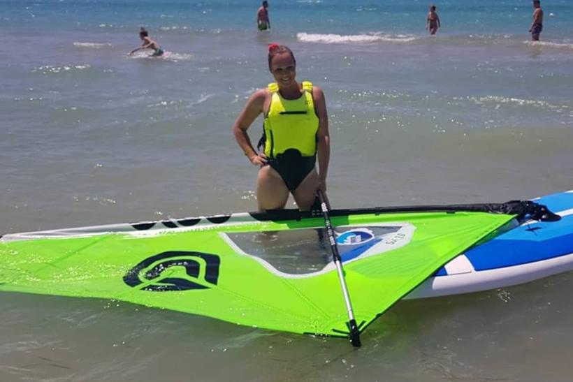 Adriana na windsurfingu