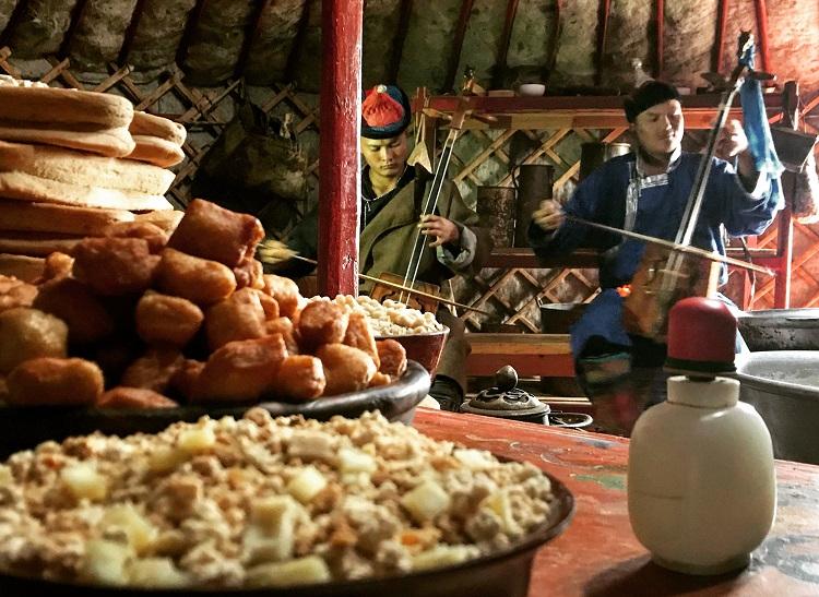 Hudba pri jedle. Mongolsko