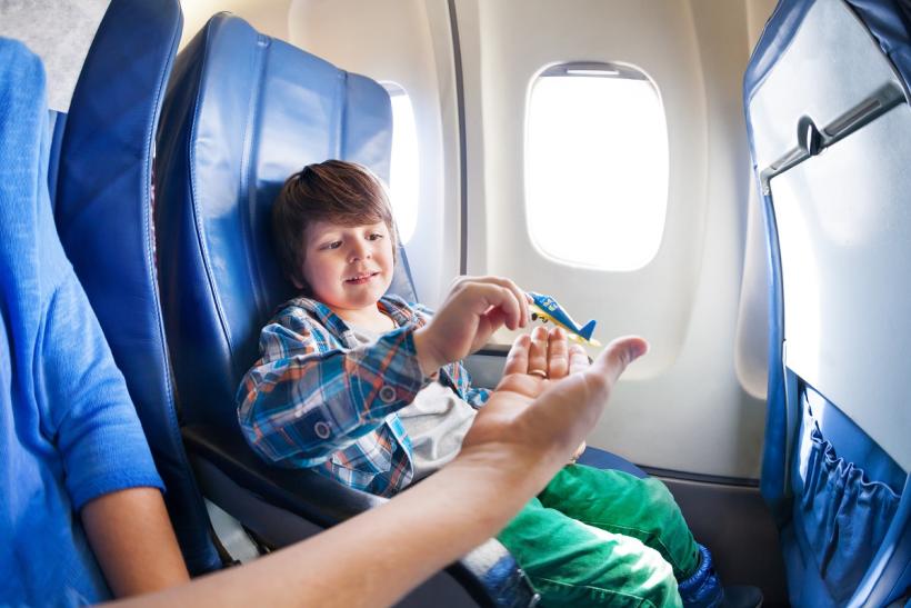 Hrajúce sa dieťa počas letu