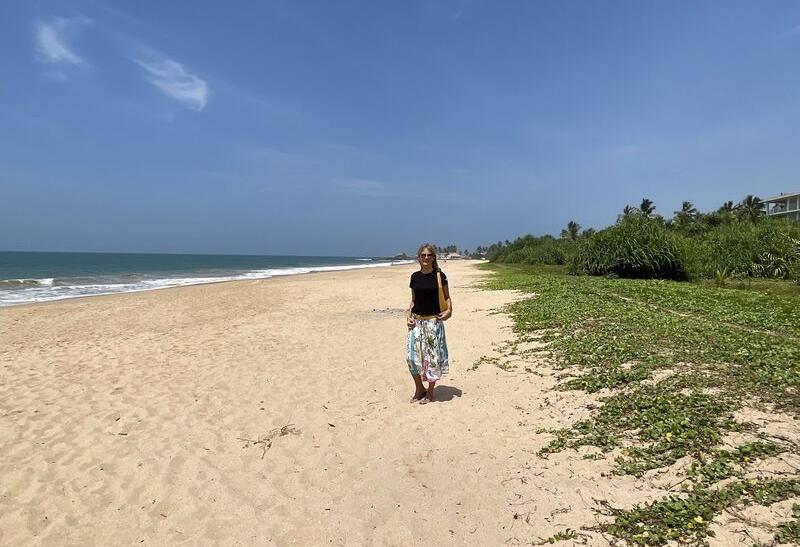 Norika Fedorová na nádhernej piesočnatej pláž pred hotelom RIU Sri Lanka
