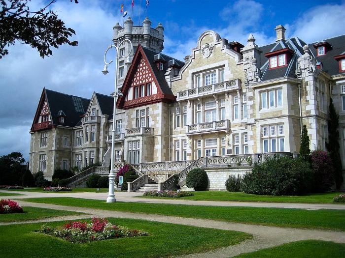 Honosný palác a zelený park.
