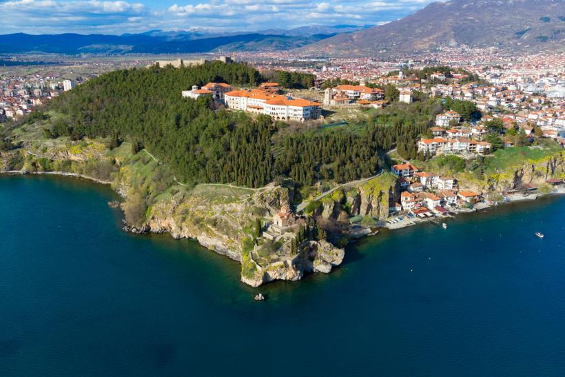 Pohľad na jezero a mesto Ohrid.