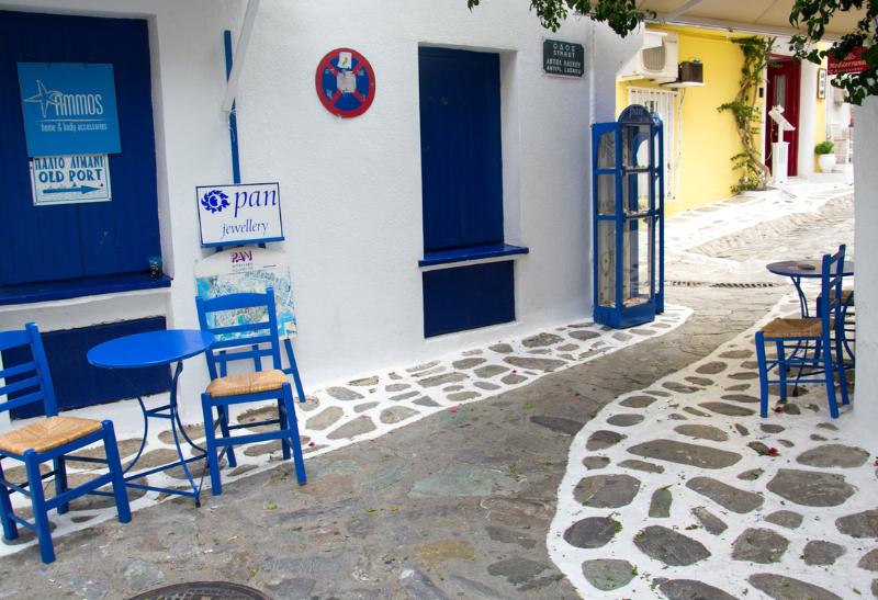 Uličky hlavného mesta. Skiathos.