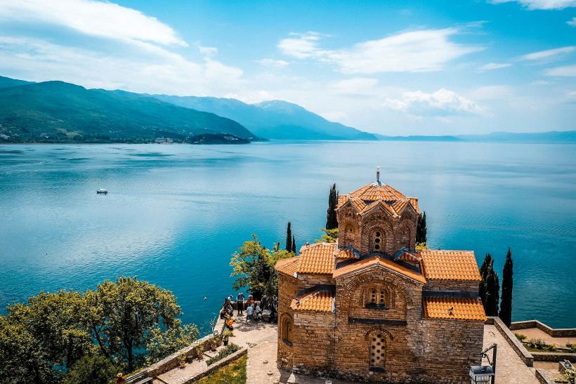 Jazero Ohrid a kláštor.