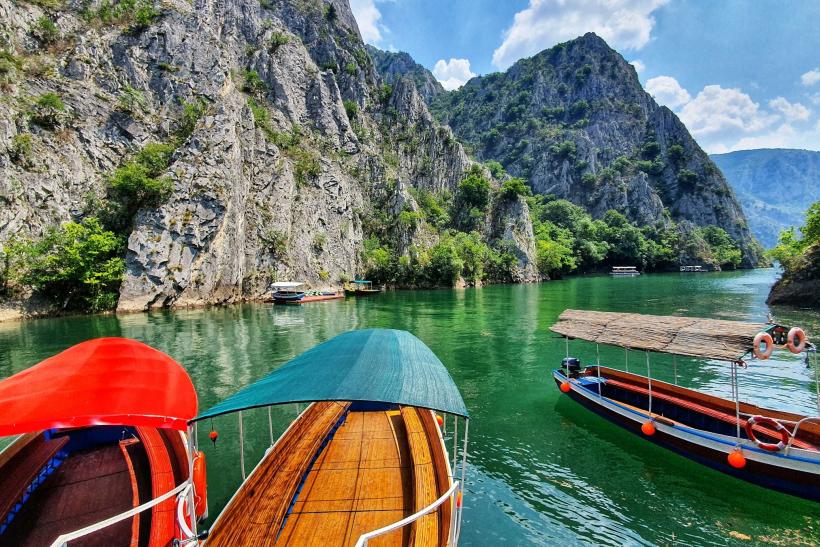 Drevené farebné lode a kaňon Matka.