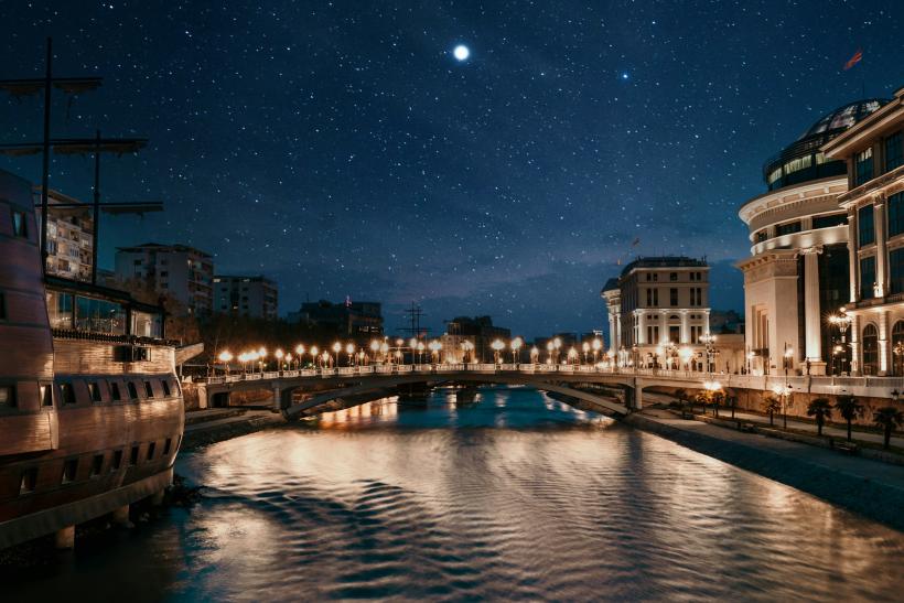 Noc v hlavnom meste Skopije.