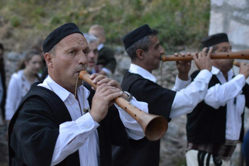 Muži hrajú na trúbke v Severnom Macedónsku.