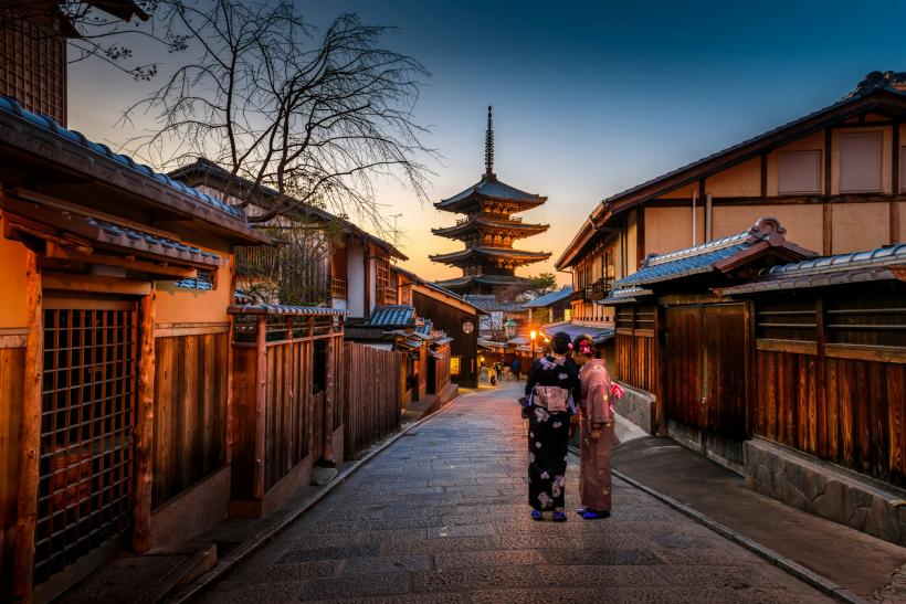 Dve ženy v kimono v meste Kyoto.