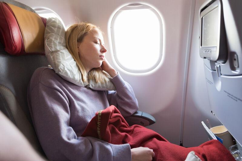 spiaca žena v lietadle