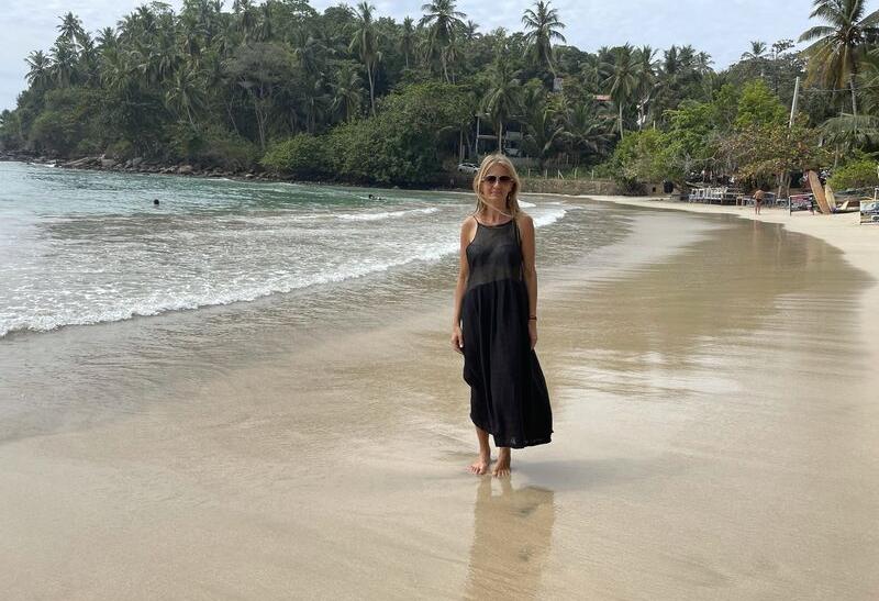 Norika Fedorová na pláži na Zanzibare