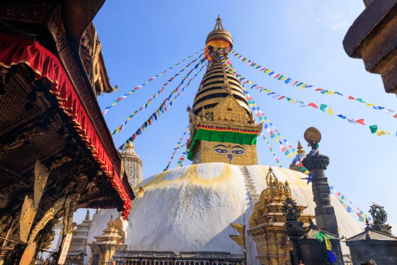Farebná budhistická svätyňa Swayambhunath. Nepál.
