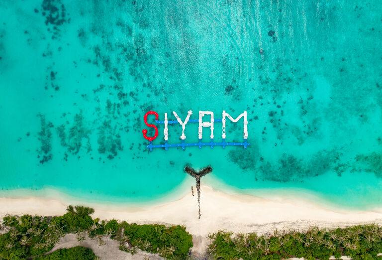 Pláž a vodný zábavný svet hotela Siym World. Maldivy
