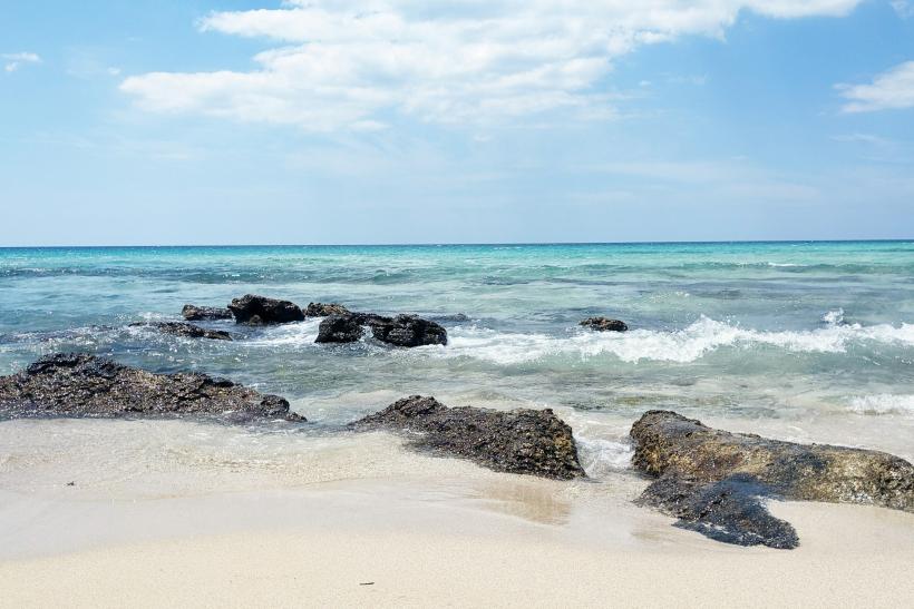 Krásna piesková pláž so skalami pri Lecce v Apúlii.