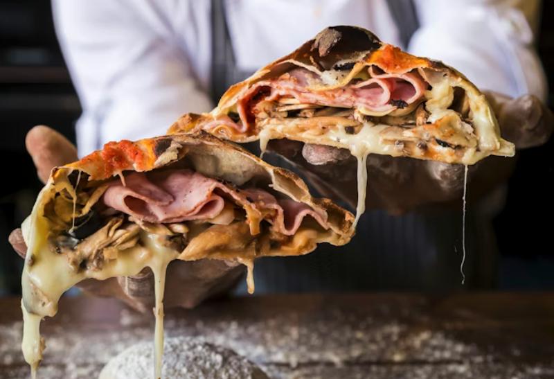 Kuchár pripravuje pizzu.