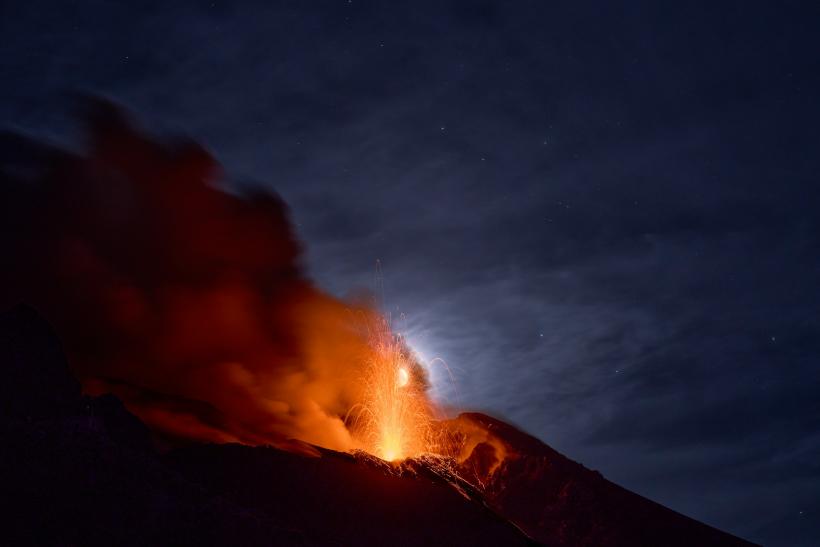 Sopečný ohňostroj na Stromboli počas tmy.