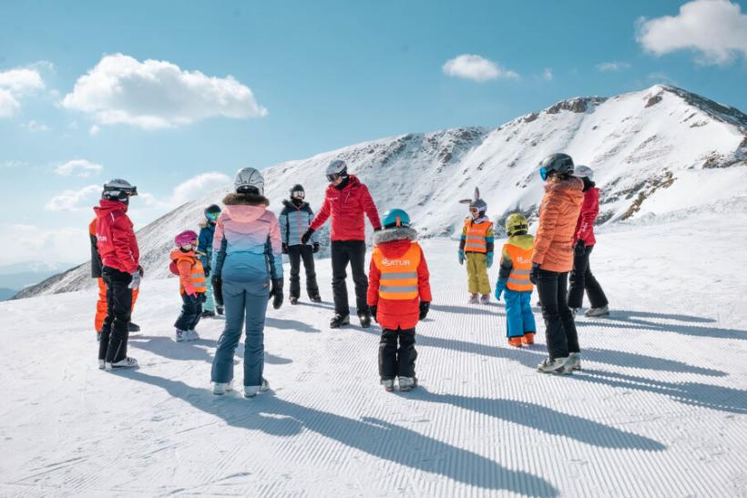 Inštruktori Planet Fun s deťmi na svahu. Turracher Höhe. Rakúsko