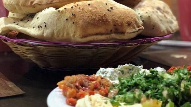 Arabský okrúhly chlieb a zeleninové predjedlo.