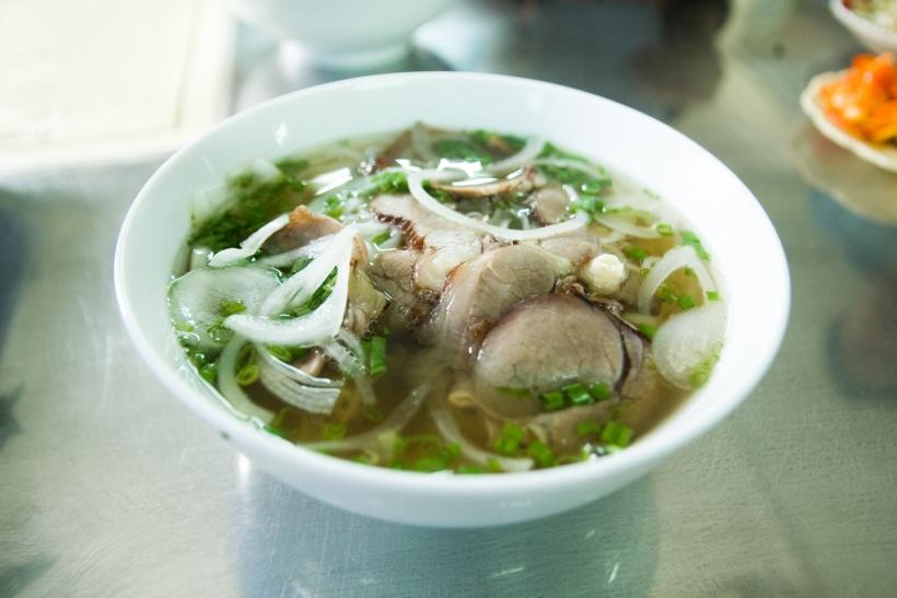 Tradičné jedlo vo Vietname - vývar plný zeleniny Pho Bo (hovädzí) a Pho ga (kurací). FOTO: flickr.com