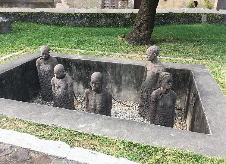 Pamätník na minulosť Zanzibaru, ktorý bol najväčším obchodníkom s otrokmi v rámci východnej Arfiky. Foto: archív CK SATUR