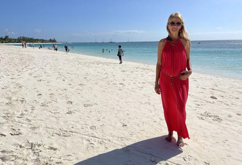 Norika Fedorová na piesočnatej pláži. Zanzibar.