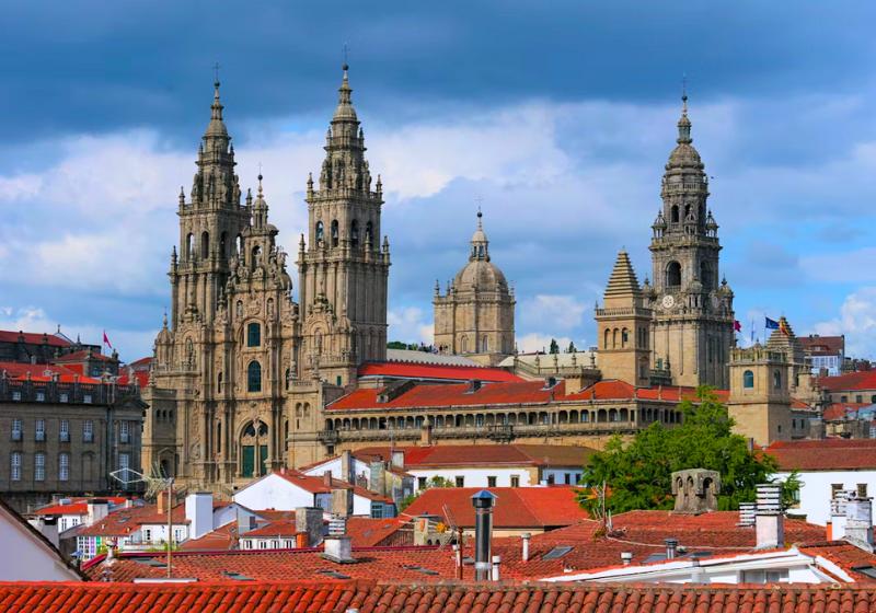 Katedrála a červené strechy historického centra v Santiago de Compostela, Španielsko