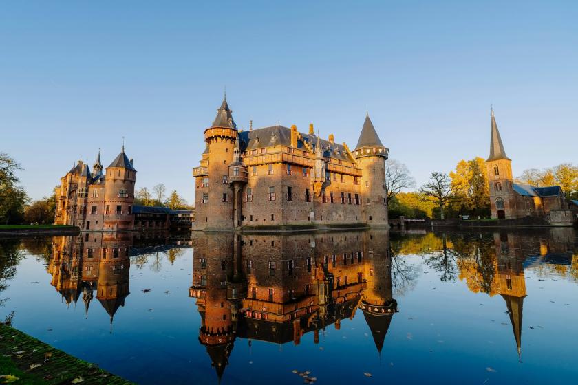 Hrad De Haar pri vode v Holandsku.