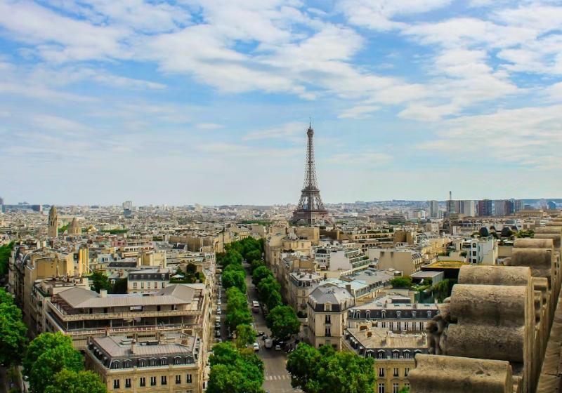 Paríž a Eiffelova veža počas dňa.