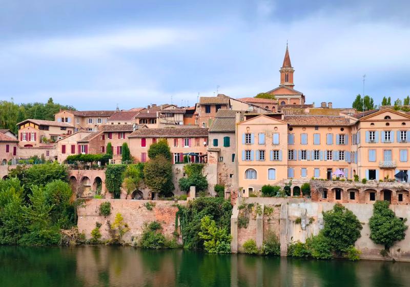 Historické budovy v meste Albi a rieka vo Francúzsku.