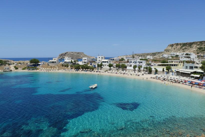 Pobrežné mestečko Lefkos a krásna pláž na ostrove Karpathos.