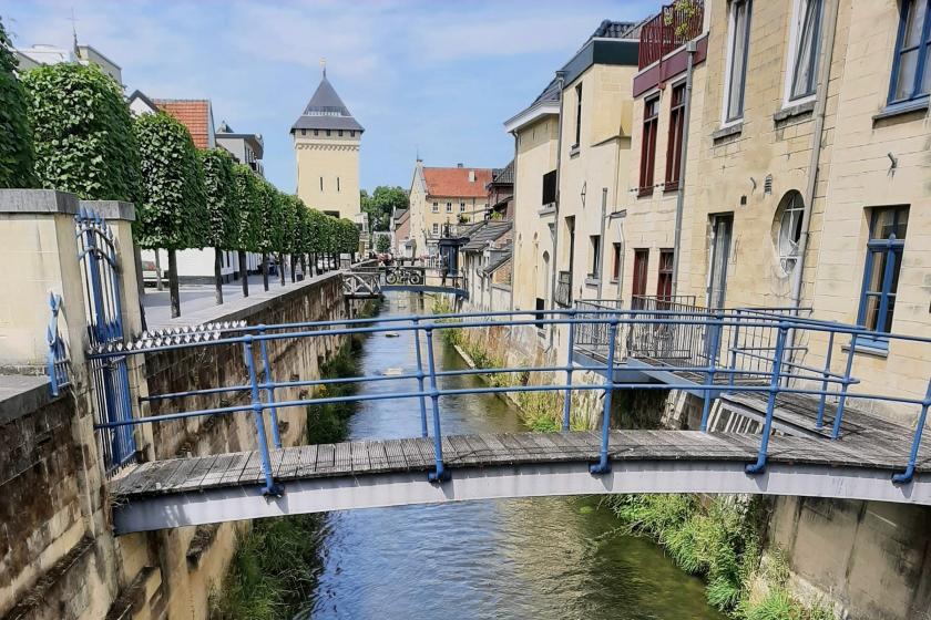 Domy, kanál a most v meste Valkenburg.
