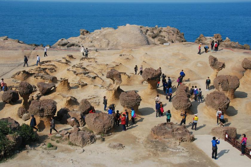 Národný park Yehliu a skalné hríby na Taiwane s návštevníkmi pri mori.