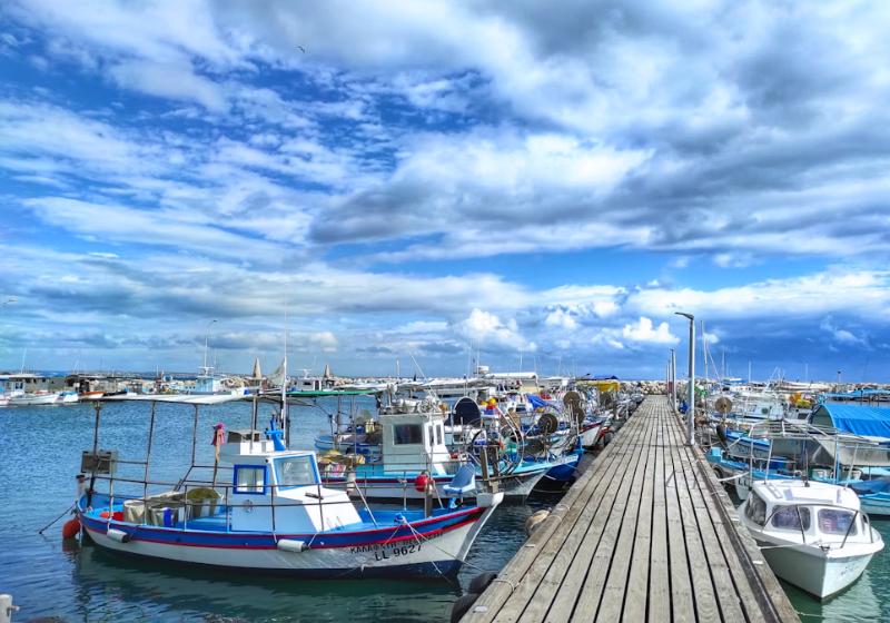 Malý prístav s mólom a lode v Larnake na Cypre.