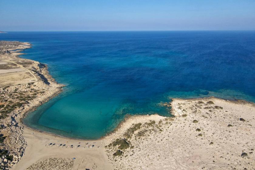 Smaragdové more a pieskové pobrežie na Karpathose.