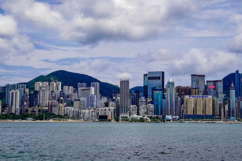 Victoria prístav v Hongkongu s výškovými budovami a more.