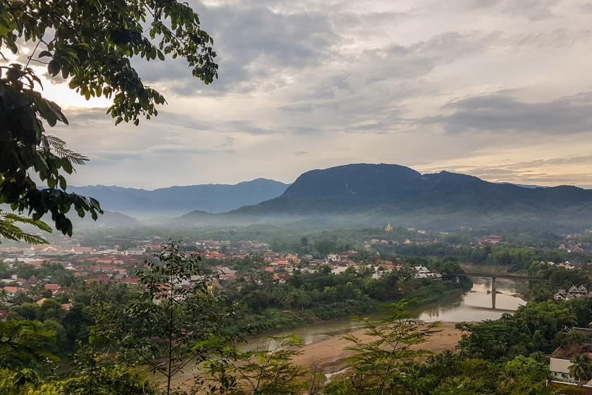Pohľad na mesto Luang Prabang z vrchu Phousi počas východu slnka. Laos