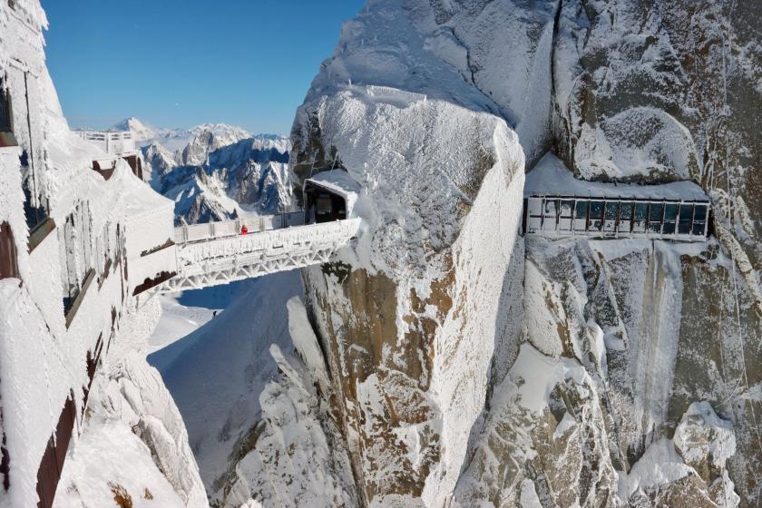 Zasnežené vrchy Aiguille du Midi a vyhliadka. Francúzsko. 