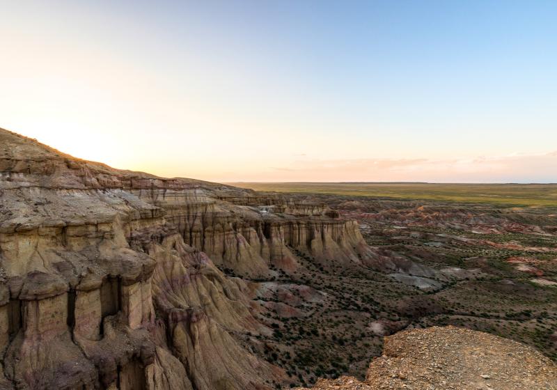 Kamenný zráz Tsagaan suvarga v Mongolsku.