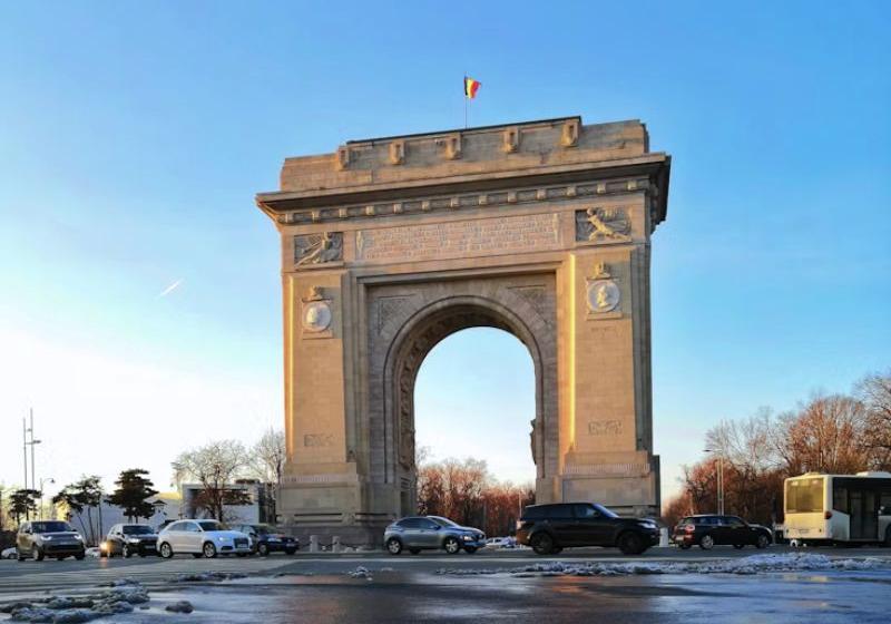 Triumfálny oblúk po západe slnka v Bukurešti, Rumunsko