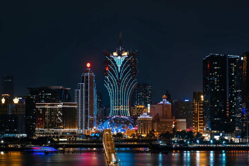 Vysvietené hotely a kasína v Macao.