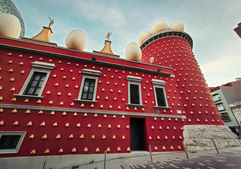 Červená extravagantná budova vo Figueres.