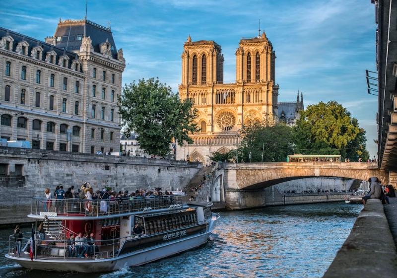Notre Dame a plavba loďou v Paríži.