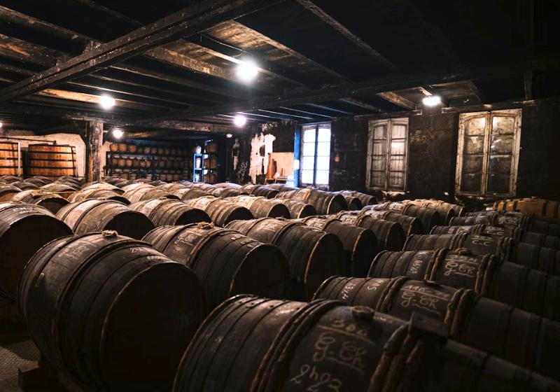 Sudy s koňakom v meste Cognac vo Francúzsku.